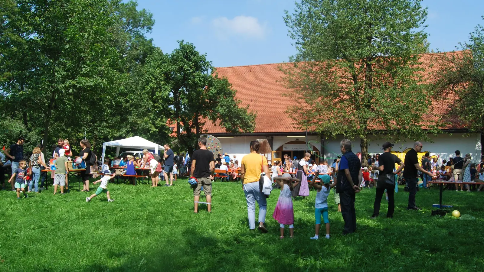 Zum Sommerfest für Familien vor dem Zehntstadel laden der BA 21 und die Bürgervereinigung Obermenzing auch dieses Jahr wieder ein. (Foto: Frieder Vogelsgesang)