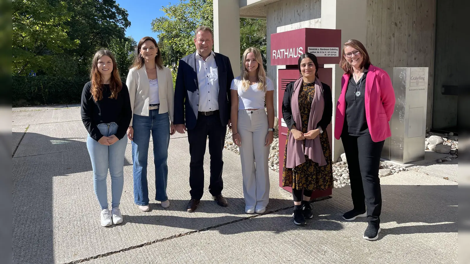 Begrüßung der neuen Auszubildenden: v.l. Yvonne Eder (Auszubildende), Daniela Schmid (Ausbildungsleiterin), Peter Köstler, Laura Zwicker (Auszubildende), Sewita Rassuli (Auszubildende im zweiten Ausbildungsjahr) und Ursula Praml (Ausbildungsbetreuerin). (Foto: Gemeinde Gräfelfing/ Doll)