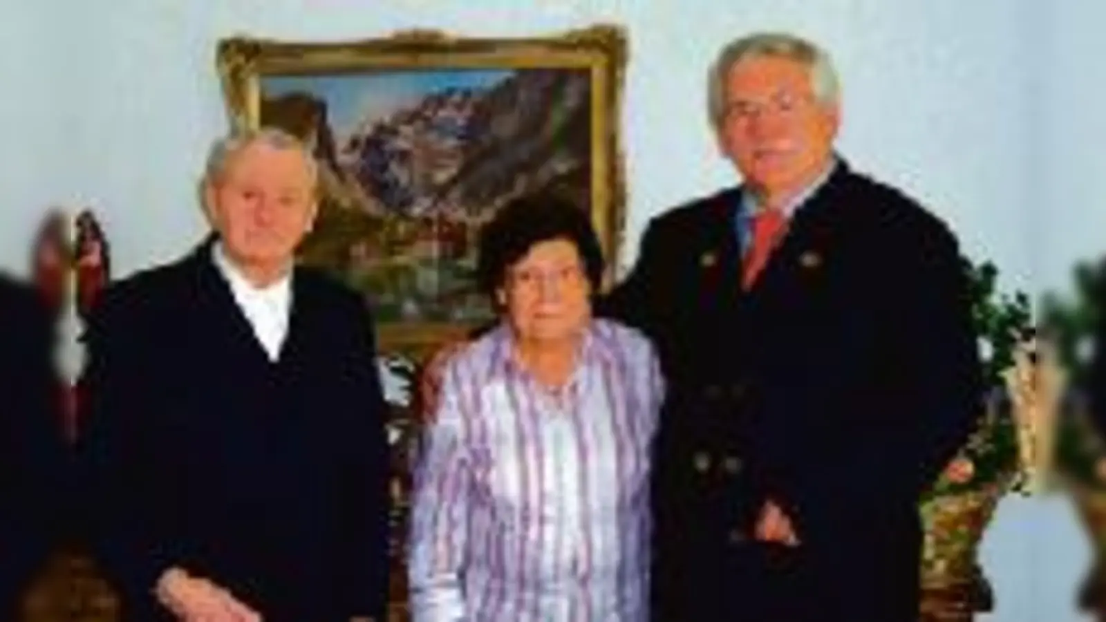 Feldkirchens Erster Bürgermeister Werner van der Weck (r.) gratulierte dem Ehepaar Metzing zu drei  (Foto: Raimund Metzing (l.) feierte seinen 85. Geburtstag, seine Ehefrau Elisabeth (Mitte) wurde 80 Jahre und außerdem sind sie seit 60 Jahren glücklich)