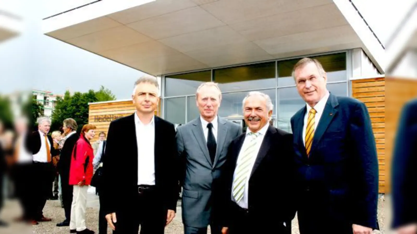 Architekt Alexander Pfletscher, Hep Monatzeder, Rolf Zeitler und Johannes Singhammer (v. l.) vor dem modernen neuen Heidehaus.	 (Foto: Wally Schmidt)