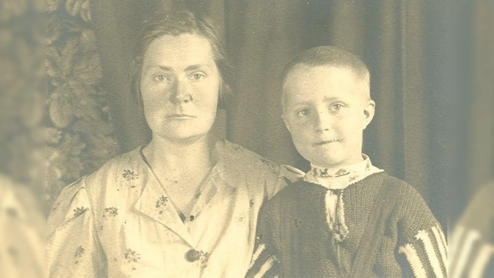 Die 1943 beim Wildbräu in Grafing in der Abfüllerei beschäftigte Russin Olga Rajewskaja mit ihrem Sohn Georgi. (Foto:  Staatsarchiv München)