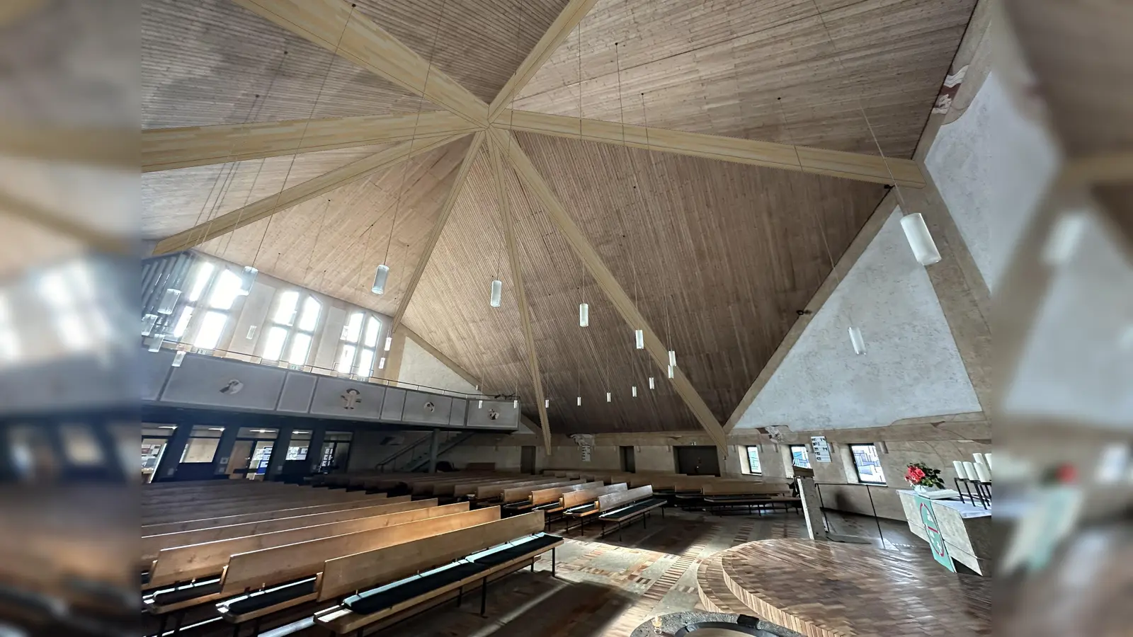 Im Januar 2024 wurde Kirchenschließung der Emmauskirche angeordnet. Die Dachkonstruktion ist in die Jahre gekommen und wurde als unsicher eingestuft. (Foto: Emmaus-Gemeinde)