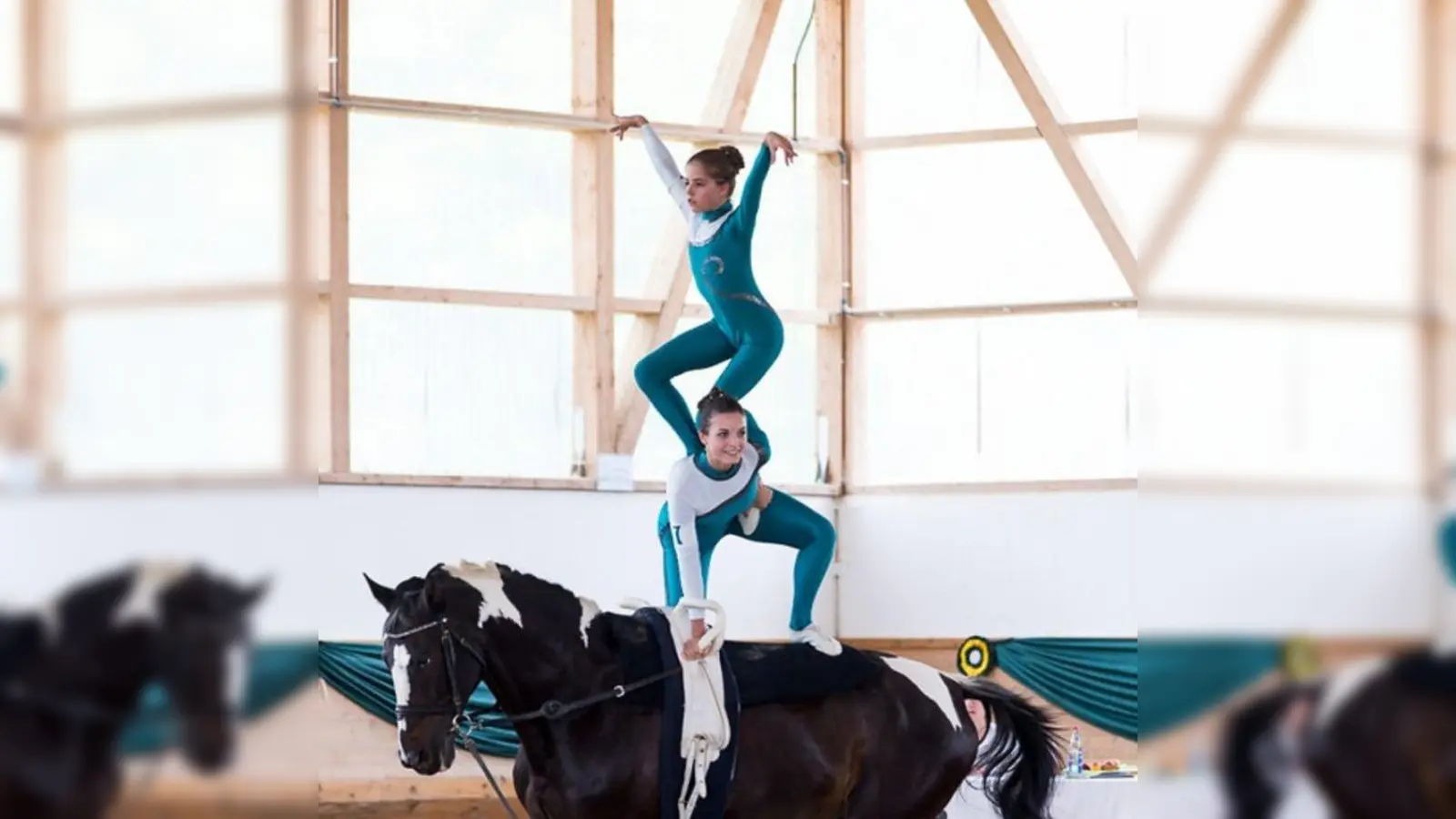 Anspruchsvolle Figuren auf dem Pferderücken: die Mannschaft RV Würmtal I. (Foto: Klickvolti)