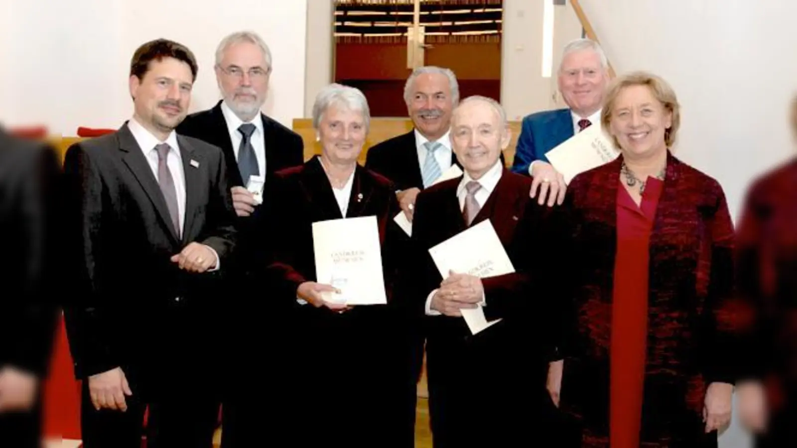 Gruppenbild mit Landrätin: Sie alle haben sich als ein Bürger »von Ehre« erwiesen. 	 (Foto: VA)