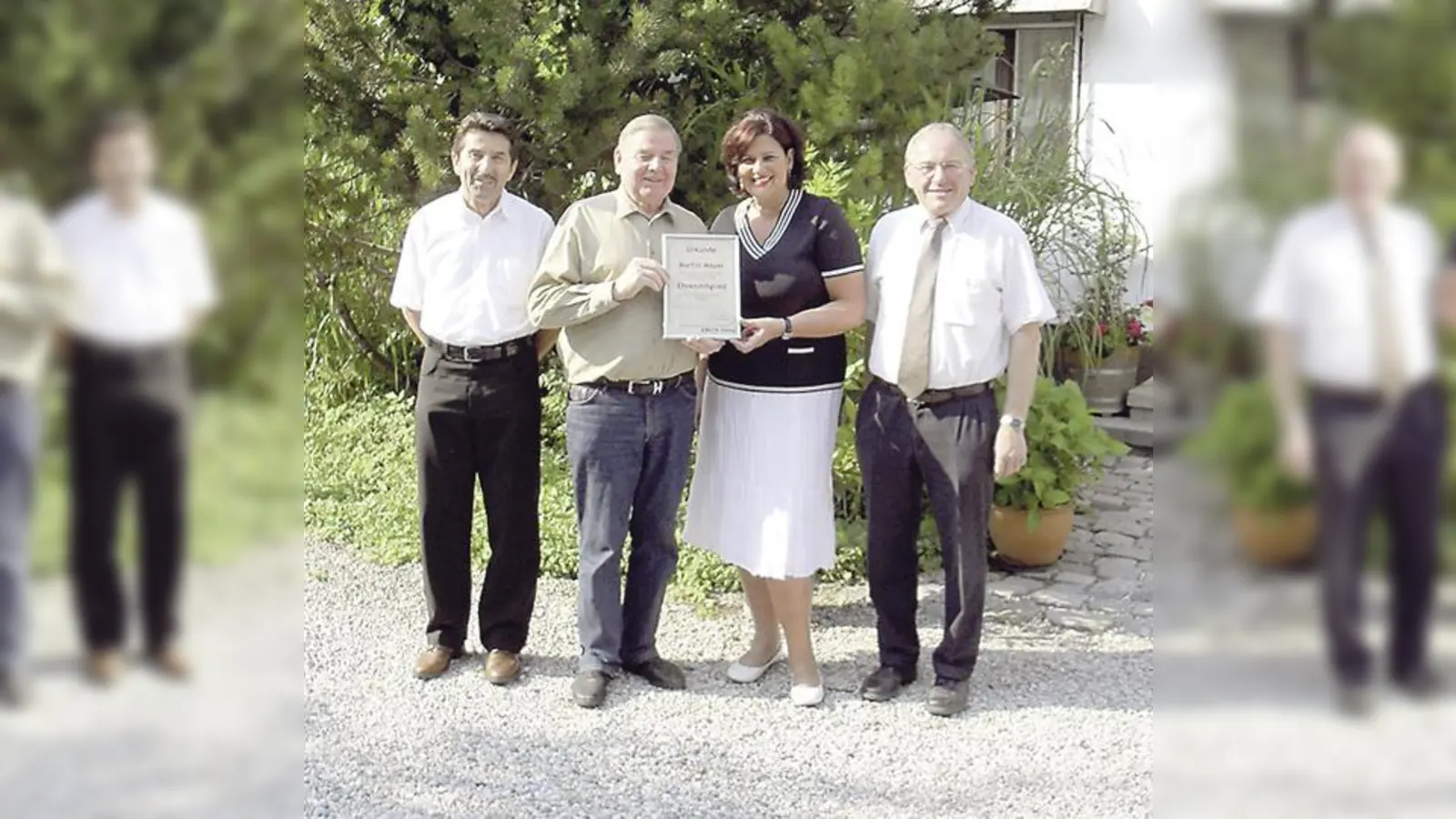 Georg Bartl (Fraktionsvorsitzender), Martin Mayer, Kerstin Rehm (Ortsvorsitzende) und Josef Riemensberger (Bürgermeister).  (Foto: Privat)
