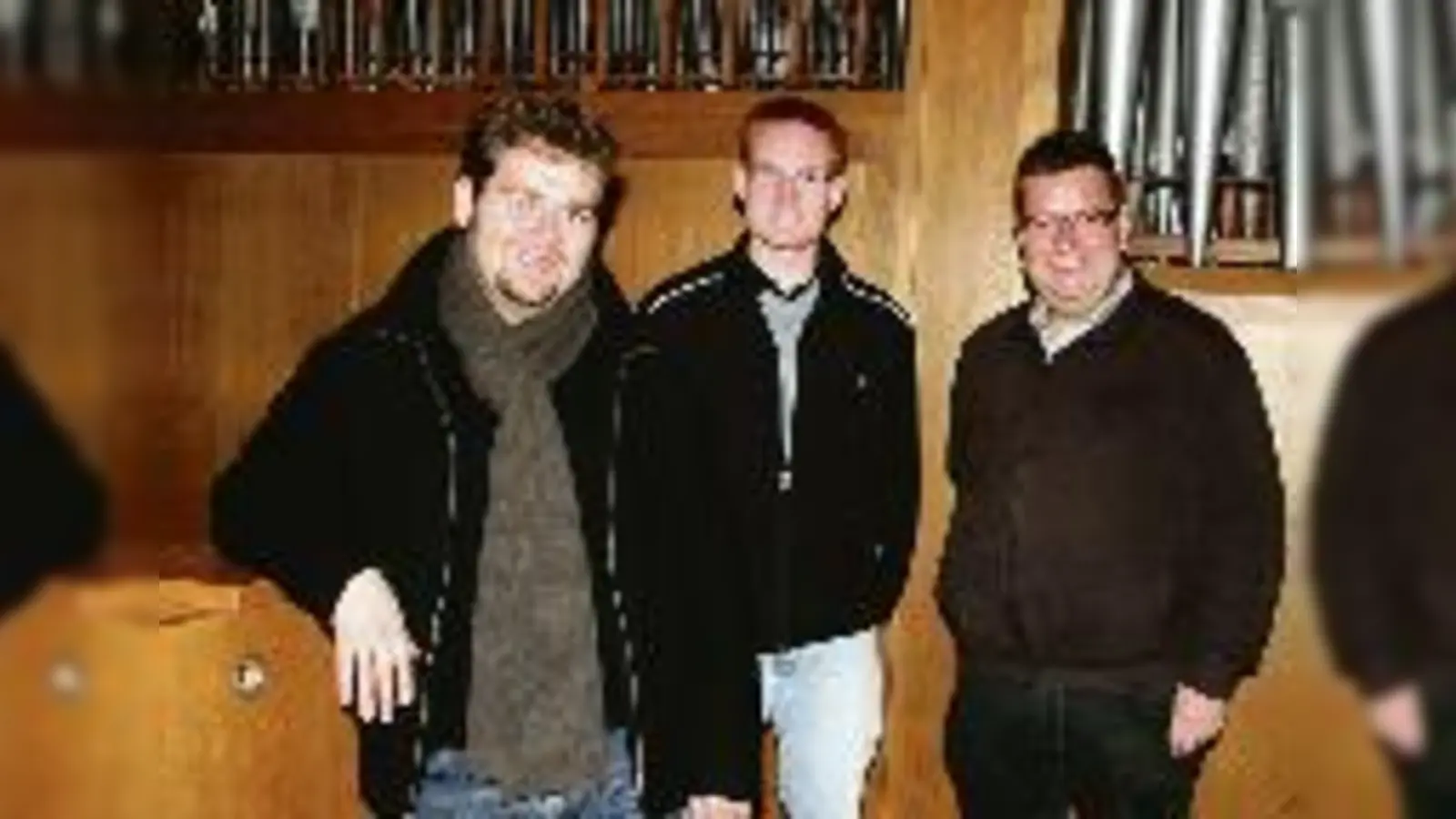 Kirchenmusiker Sebastian Adelhardt, Sebastian Winkler von der Orgelbaukommision und Pfarrer Martin Cambensy (v.l.) haben das gemeiname Ziel, dass die Finanzierung der neuen Orgel bis zum Jahr 2012 steht.  (Foto: wei)