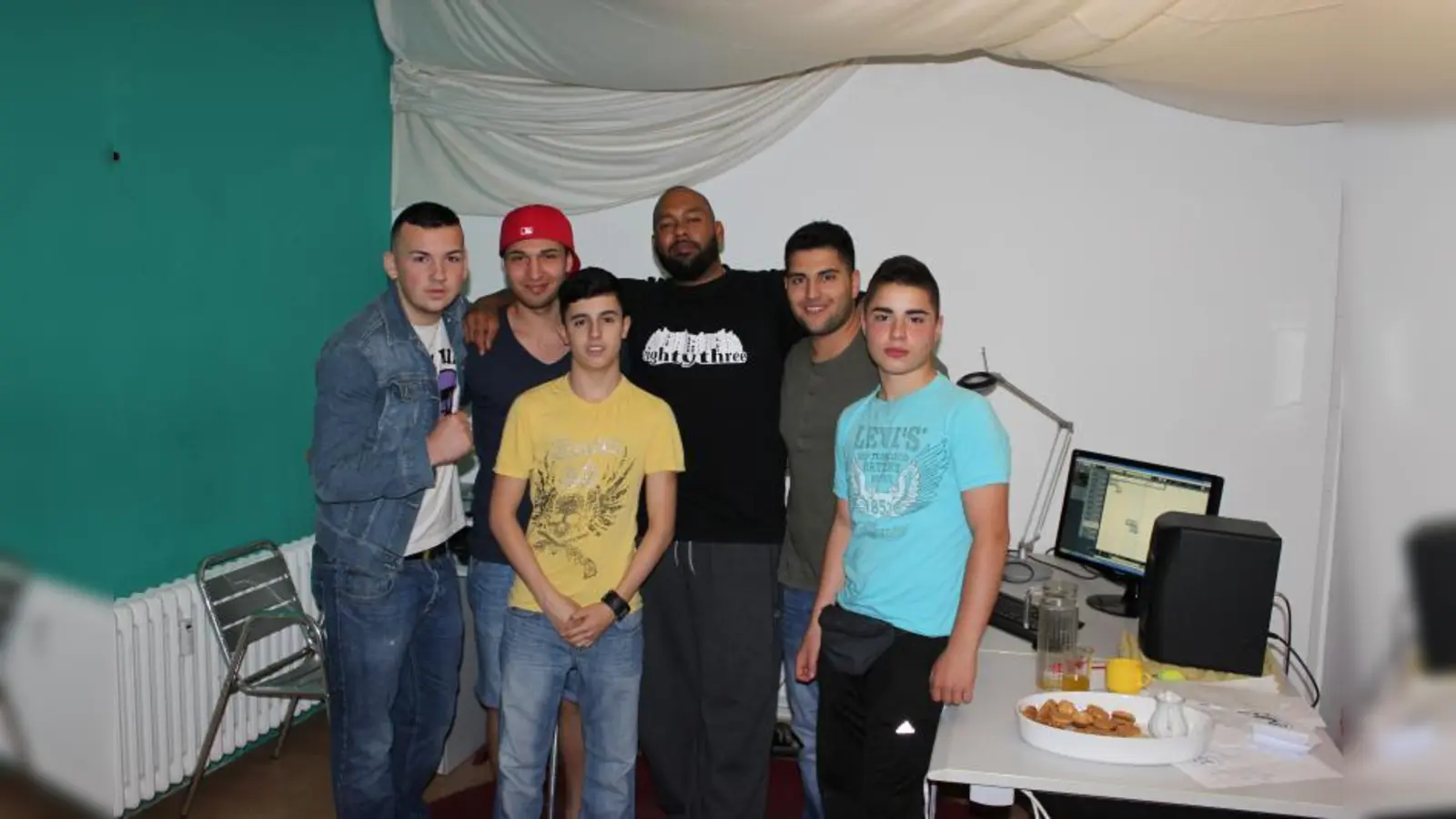 Rapper Roger Rekless (Mitte) übte an vier Terminen mit den Jungs im Tonstudio und half ihnen bei der Aufnahme ihrer eigenen Songs: Mit von der Partie waren unter anderem Mahir (alias Miami), Yasin (K-Dean), Marco (Vito), Mergim (Inferno39) und Fatih (Genc39). (Foto: SE)