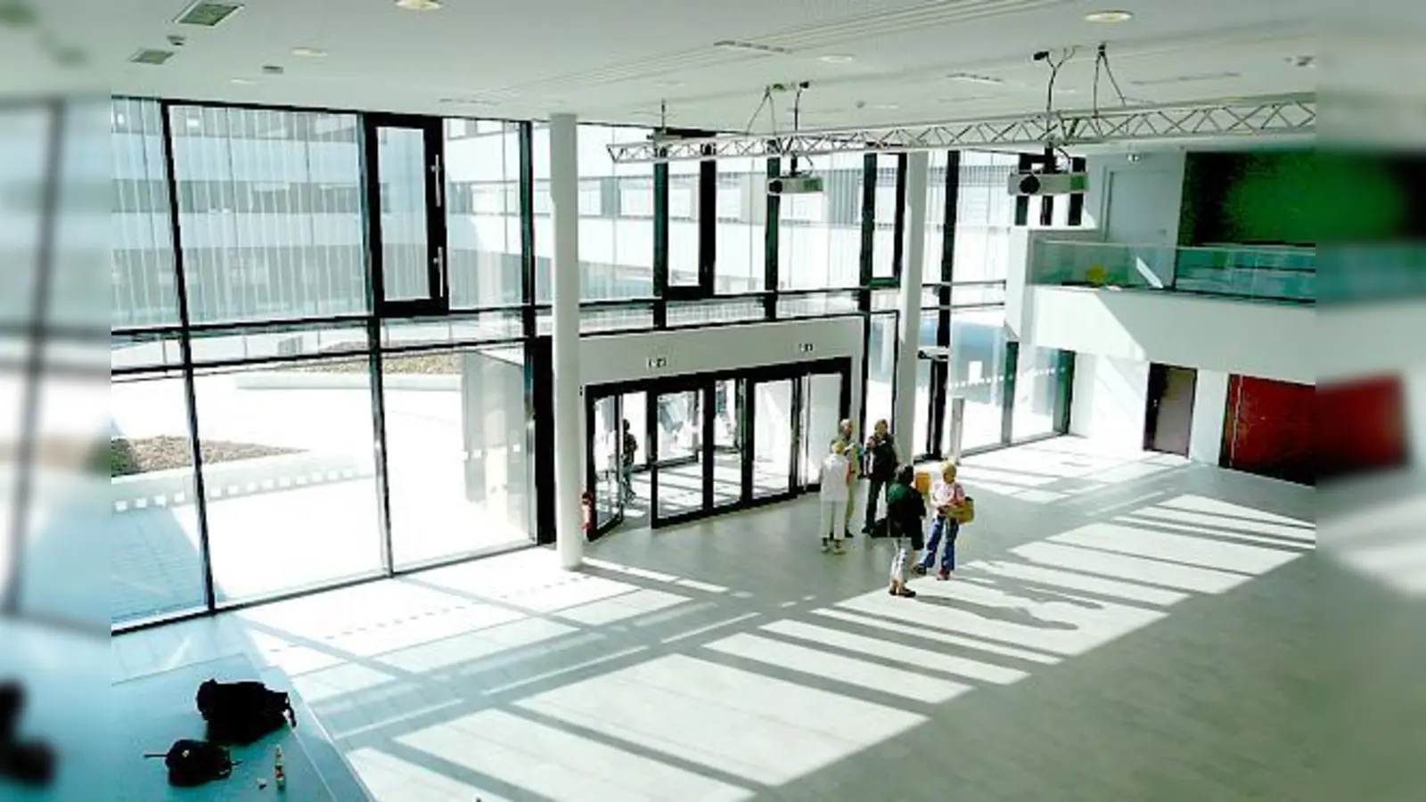 Eingangsbereich und Aula.	 (Fotos: MO)