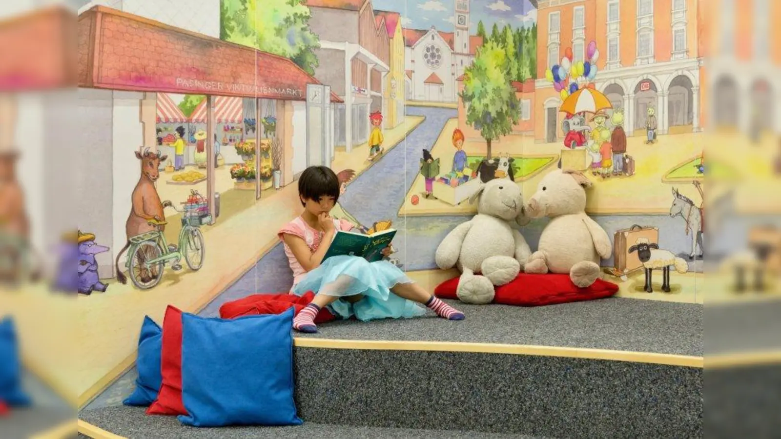 Die Stadtbibliothek Pasing spielt seit 40 Jahren eine wichtige Rolle im Stadtbezirk. Auch zu den Schulen und Kindergärten ist die Beziehung eng. Zum Geburtstag schenken Grundschüler der Schäferwiese der Bibliothek kleine Geschichten über die Zukunft. Und gefeiert wird natürlich auch. Am Festprogramm vom 16. bis 20. Oktober können alle Interessierten teilnehmen. (Foto: Eva Jünger)