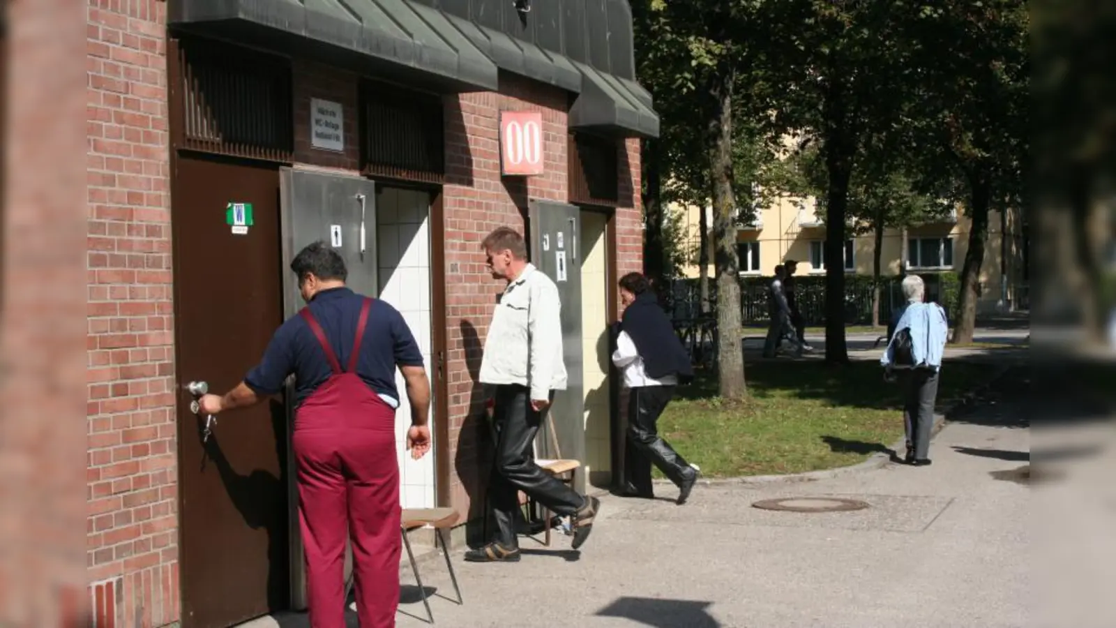 Die öffentlichen Toiletten an der Theresienwiese: Bald werden Passanten, die ein dringendes Bedürfnis quält, hier vor verschlossenen Türen stehen (Foto: WS)