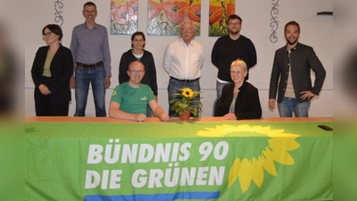 Der Vorstand des neugegründeten Ortsverbands der Grünen in Wielenbach mit Heike Dietrich und Manuel Neulinger: Inga Hege, Rainer Voegeli, Maximilian Terlecki (stehend von links), Martin Adler und Gabriele Scholten-Beck (sitzend von links). Stehend rechts freut sich Andreas Krahl über die Gründung. (Foto: mka)
