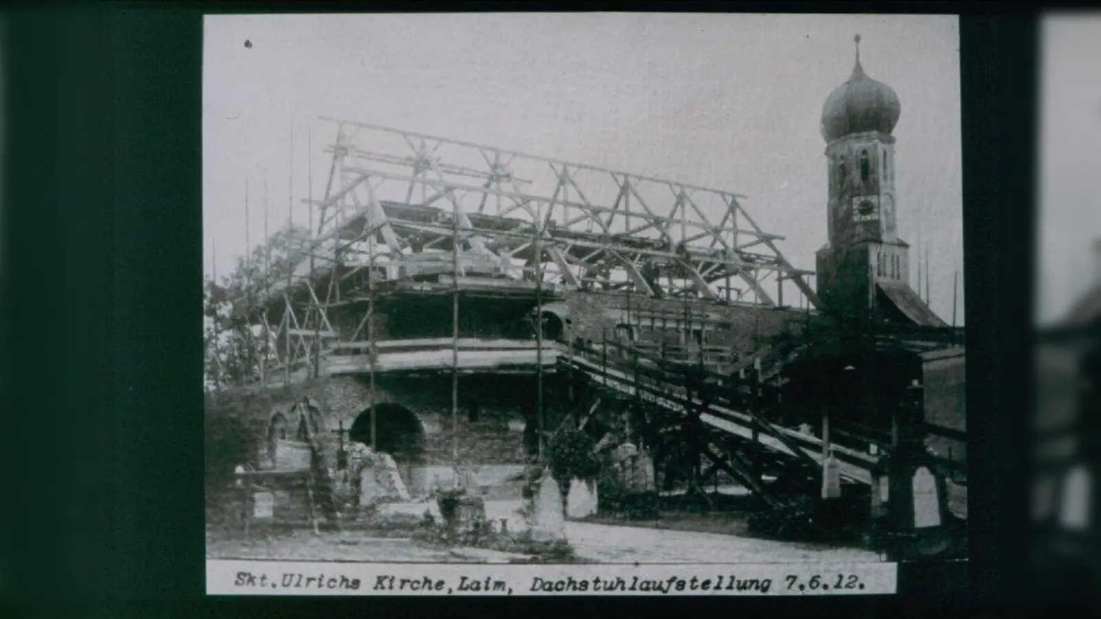 So sah der Dachstuhl der katholischen Kirche St. Ulrich im Jahr der Fotoaufnahme 1912 aus. Mit historischem Fotomaterial und Dokumenten gibt der Historische Verein Laim Einblick in die Ortsgeschichte. (Foto: pi)
