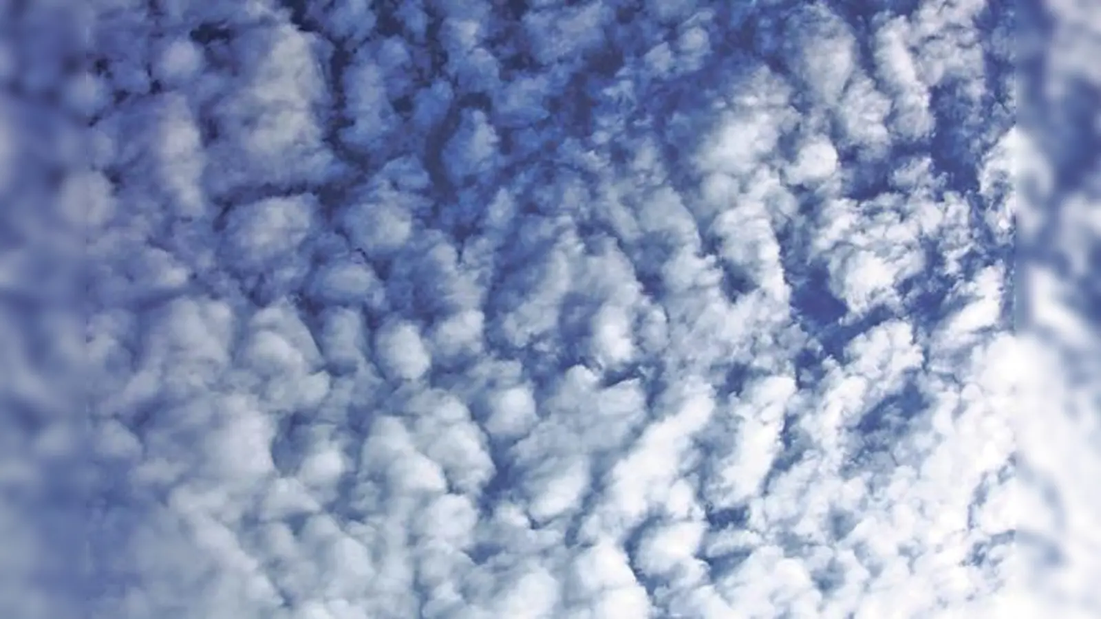Ein Beispiel für ein gelungenes Wetterfoto sind diese »Schäfchenwolken über München«.	 (Foto: Marc Haug)