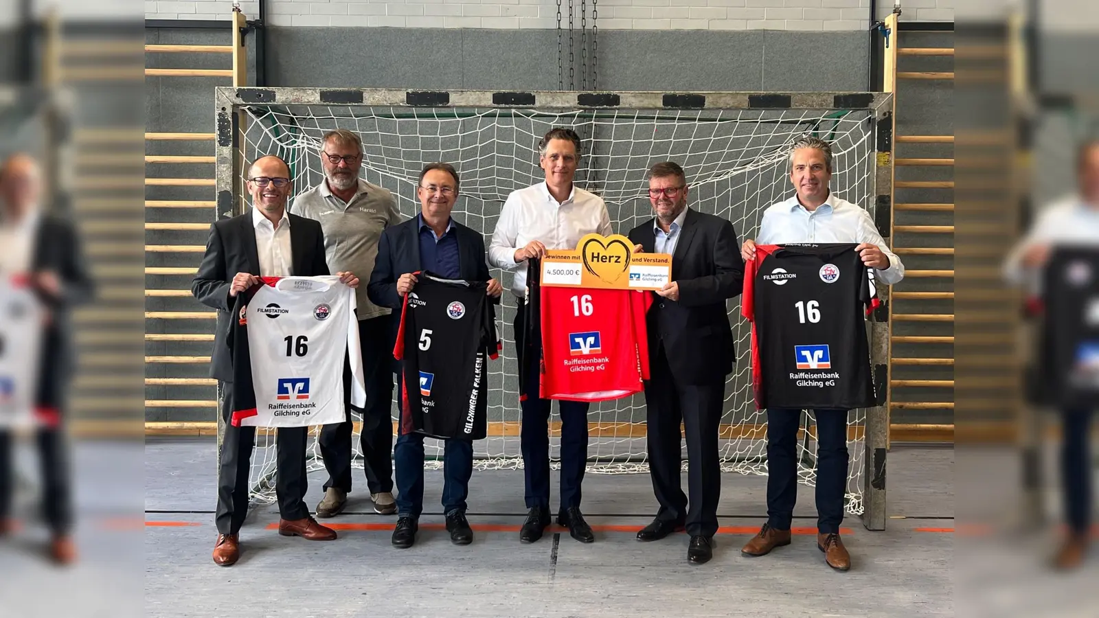 Werner Kuper, Harald Meier, Harald Schwab, Oliver Glöggler, Peter Kramer, Jochen Beier (von links) bei der Spendenübergabe. (Foto: Raiffeisenbank Gilching eG)