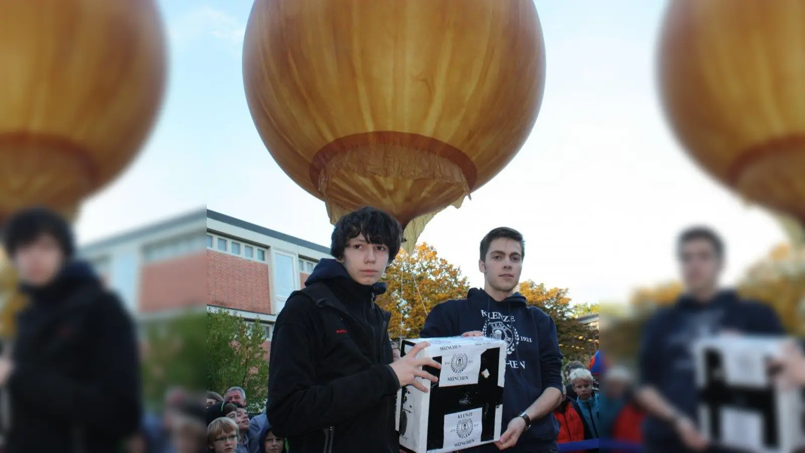 Gleich geht's los: Aron Johanson (rechts) und David Metz vor dem mit 20 Litern Helium gefüllten Ballon. Wegen des immer niedriger werdenden Luftdrucks dehnt sich das Helium mit zunehmender Höhe aus, so dass der Ballon bei einem Volumen von etwa vier Kubikmeter schließlich platzte. (Foto: job)