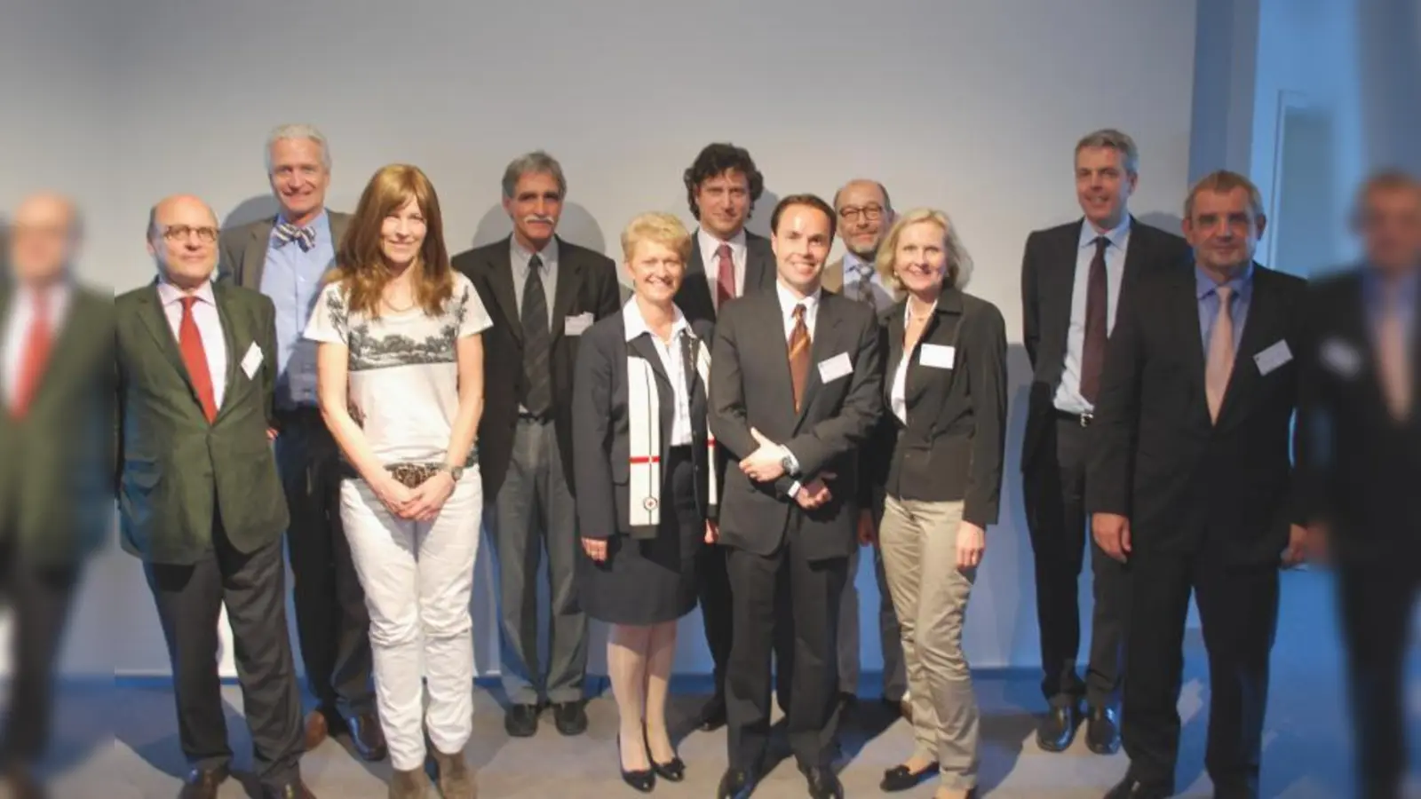 Mit einem Symposium präsentierte sich die Frauenklinik des Rotkreuzklinikums München. Mit einem etablierten Expertenteam deckt das Haus in der Taxisstraße das gesamte Spektrum der Frauenheilkunde und Geburtshilfe ab (v.l.): Dr. Jürgen Schaff (Plastische Chirurgie), Dr. Nikolaus von Obernitz (Sprecher/Koordinator Geburtshilfe), Dr. Michaela Beer (Pathologie), Dr. Ulrich Hamann (Brustzentrum, Allgemeine Gynäkologie, Urogynäkologie), Generaloberin Edith Dürr (Geschäftsführerin), PD Dr. Martin Pölcher (Gynäkologische Onkologie, Minimal-invasive Chirurgie), Dr. Claus A. Hanusch (Onkologische Tagesklinik, Studienzentrale), Dr. Karl-Philipp Gloning (Pränatal-Medizin), Dr. Sabine Minderer (Humangenetik), PD Dr. Michael Braun (Sprecher/Koordinator Gynäkologie) und Dr. Dieter Scheich (Diagnostische Radiologie). (Foto: pi)