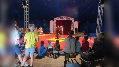 Zirkusluft schnuppern können die Buben und Mädchen beim Mitmach-Zirkus Simsala. (Foto: Spiellandschaft Stadt)
