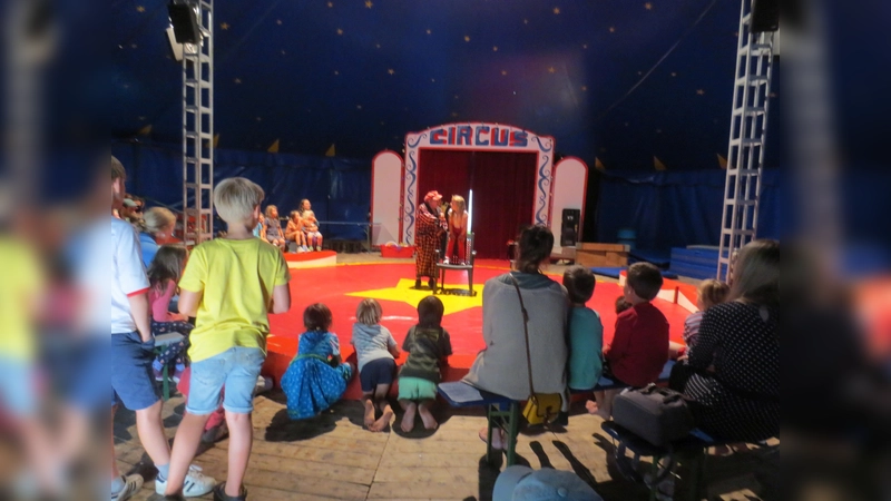 Zirkusluft schnuppern können die Buben und Mädchen beim Mitmach-Zirkus Simsala. (Foto: Spiellandschaft Stadt)