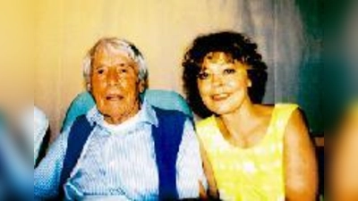 Jopi Heesters und Simone Rethel: Ein Paar ohne Skandälchen zu Gast im ASZ in der Hiltenspergerstraße. Zur Feier des Tages gabs ein Schnäpschen von ASZ-Leiter Ulrich Egger (kleines Bild).	 (Fotos: ASZ)