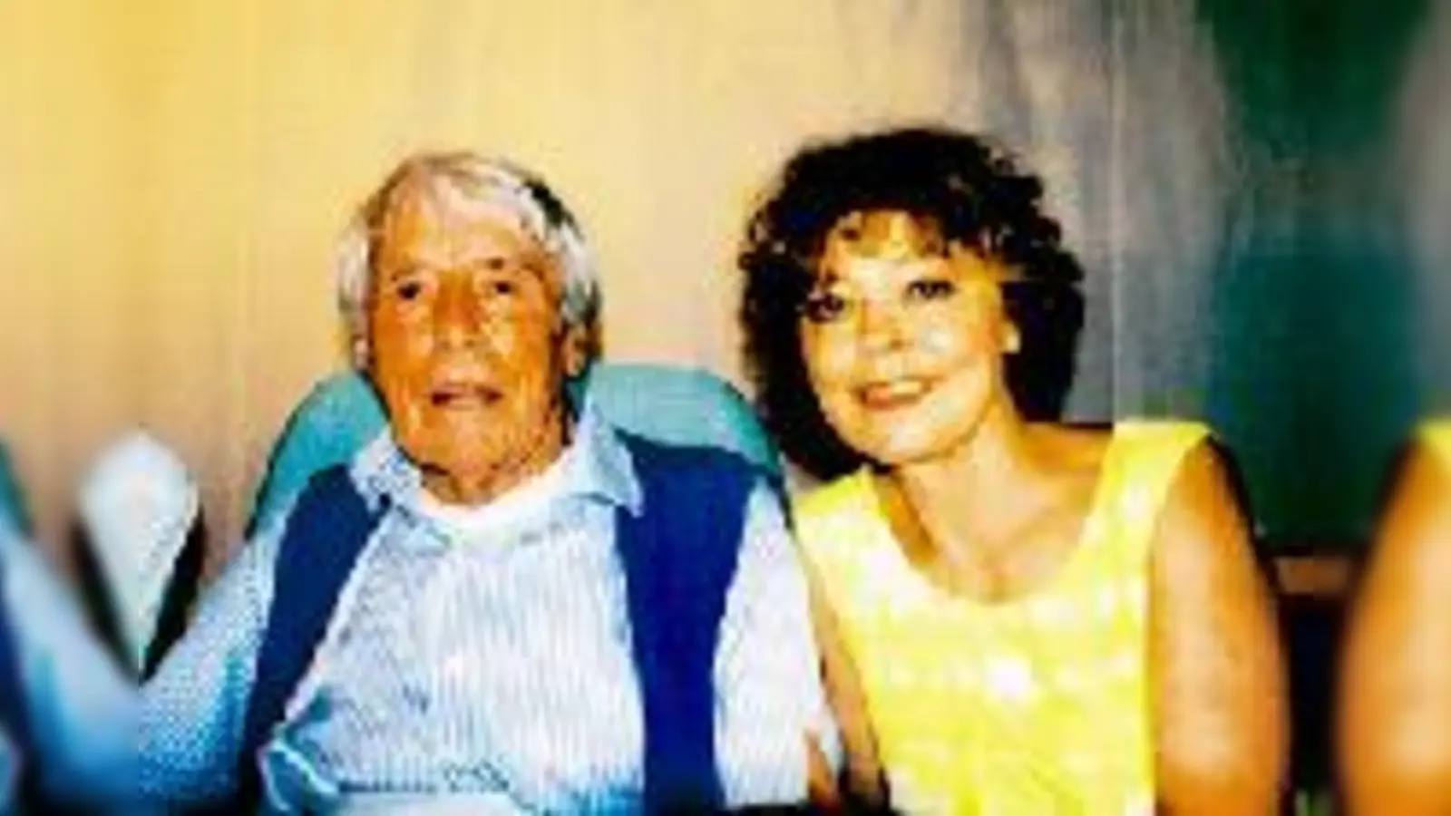 Jopi Heesters und Simone Rethel: Ein Paar ohne Skandälchen zu Gast im ASZ in der Hiltenspergerstraße. Zur Feier des Tages gabs ein Schnäpschen von ASZ-Leiter Ulrich Egger (kleines Bild).	 (Fotos: ASZ)