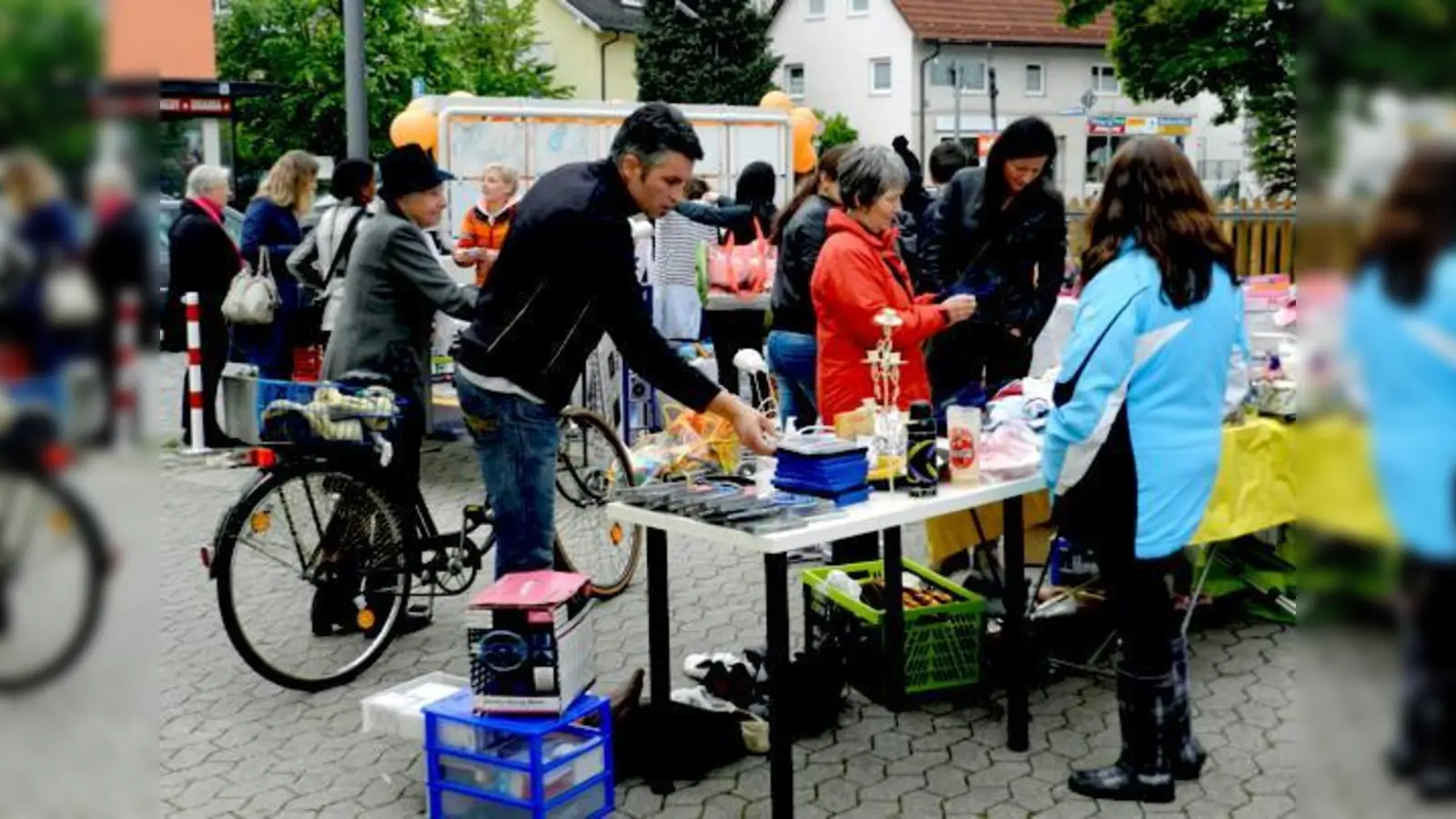Der erste Truderinger Hofflohmarkt im Mai, lockte viele Schnäppchenjäger nach Trudering. 	 (Foto: GEVT)