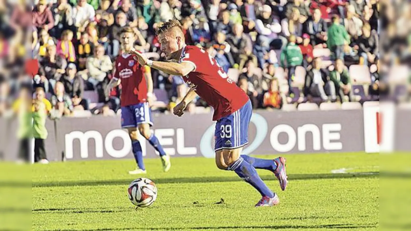Tragische Figur des Nachmittags: Erst scheitert Mario Erb mit seinem Elfmeter, kurz danach geht Halle mit 2:1 in Führung  die Entscheidung.	 (Foto: Stefan Kukral)