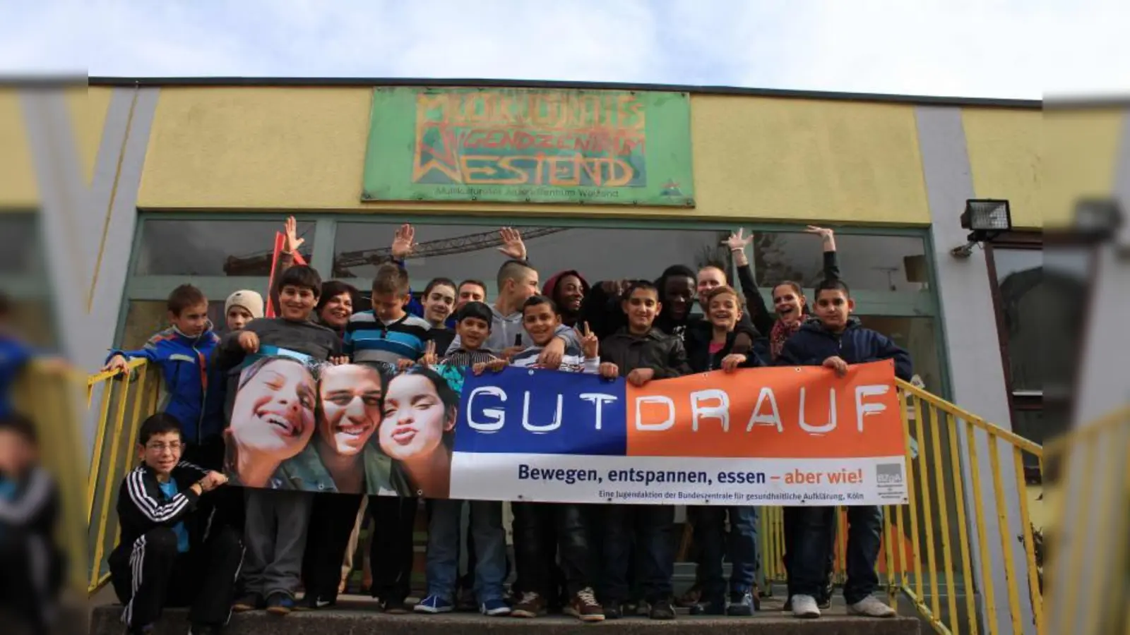 Da gibt es allen Grund, sich zu freuen: Das Multikulturelle Jugendzentrum im Westend ist auch für die kommenden drei Jahre eine „GUT DRAUF”-Jugendeinrichtung im Sinne des Programms der Bundeszentrale für gesundheitliche Aufklärung (BZgA). (Foto: pi)