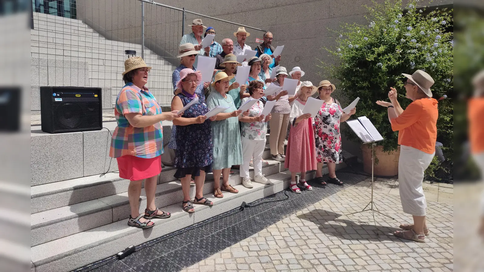 Der Peißenberger Volks-Chor „Singen &amp; Mehr” gab ein Konzert vor dem Kirchheimer Rathaus. (Foto: Volks-Chor "Singen & Mehr")