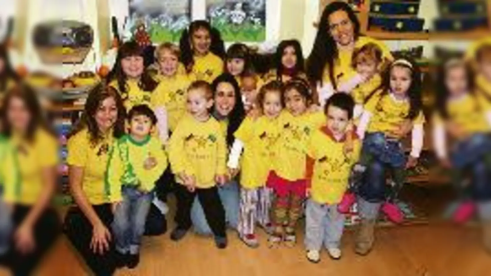 Baby Matthiesen (ganz rechts) vom Kindergarten »Estrelinha« mit ihren Schützlingen und den Erzieherinnen Silmara Jahn (ganz links) und Bruna Camerlingo (Mitte) in einheitlicher »Kindergartenkleidung«, wie in Brasilien üblich.	  (Foto: pa)