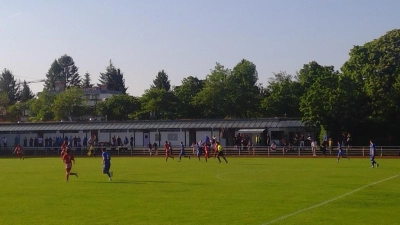 Der TSV Milbertshofen (rot) besiegte NK Dinamo München im Hinspiel mit 3:0 und hat damit nun gute Chancen, in der Kreisliga zu bleiben. (Foto: bas)