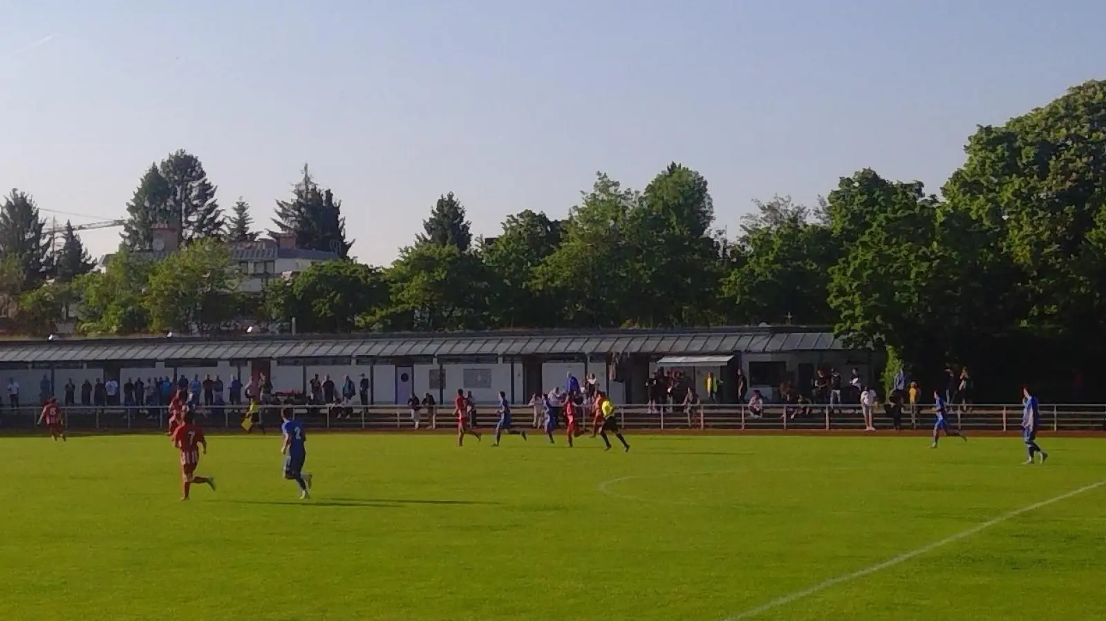 Der TSV Milbertshofen (rot) besiegte NK Dinamo München im Hinspiel mit 3:0 und hat damit nun gute Chancen, in der Kreisliga zu bleiben. (Foto: bas)