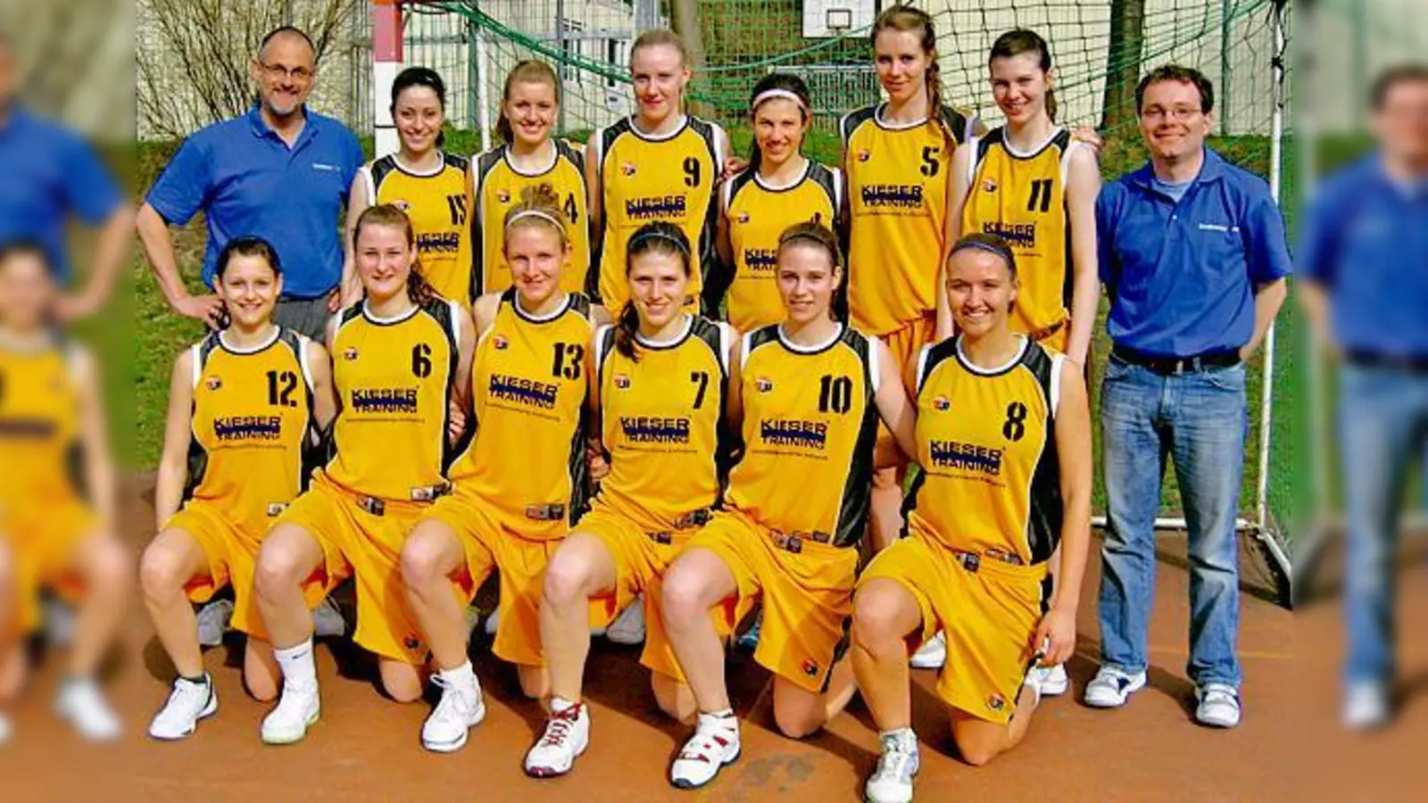Coach Armin Sperber, Sarra Lajmi, Lucie Paskert, Steffi Pölder, Sarah Kuschel, Franzi Steiner, Nadine Walsh, Coach Basti Sturm (hinten v. li.). Kathrin Sperber, Alex Bieringer, Carlina Haas, Vera Hürter, Caro Bieringer, Vanessa Klinger (v. li.).  (F: VA)
