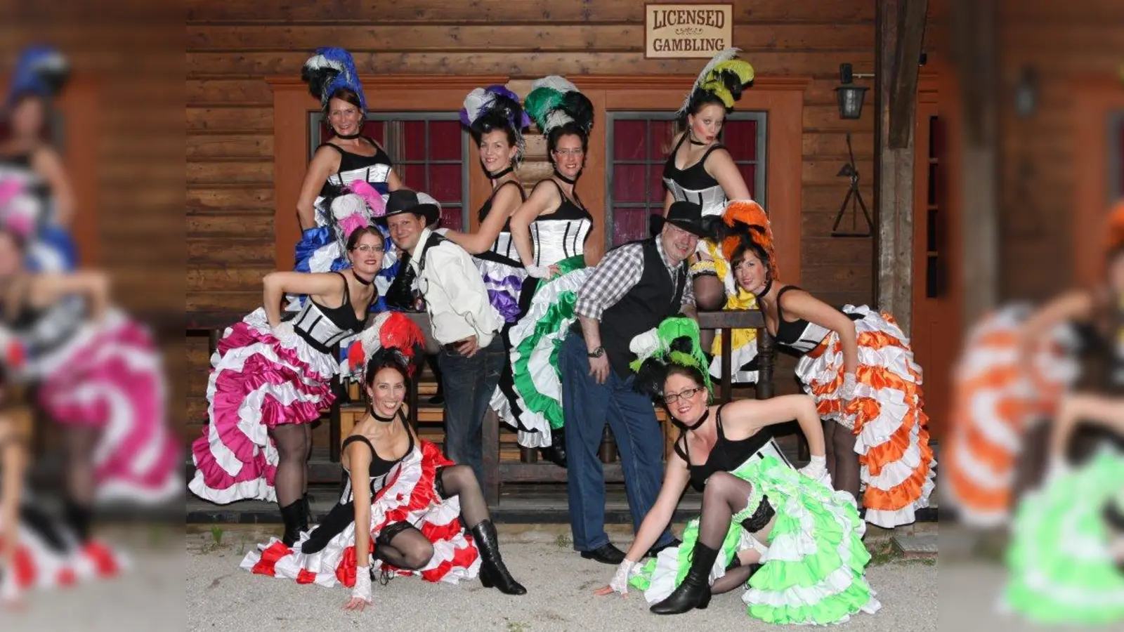 Die Tänzerinnen des Wild West Girls e.V. mit Conferencier und DJ. (Foto: pi)