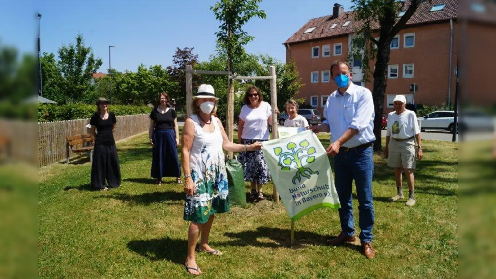 Über die Hopfenbuche freuen sich Umweltreferentin Angelika Kropp-Dürr (vorne) und Oberbürgermeister Andreas Haas. Zwischen den beiden steht die BN-Ortsgruppenvoristzende Annette Kotzur. (Foto: pst)