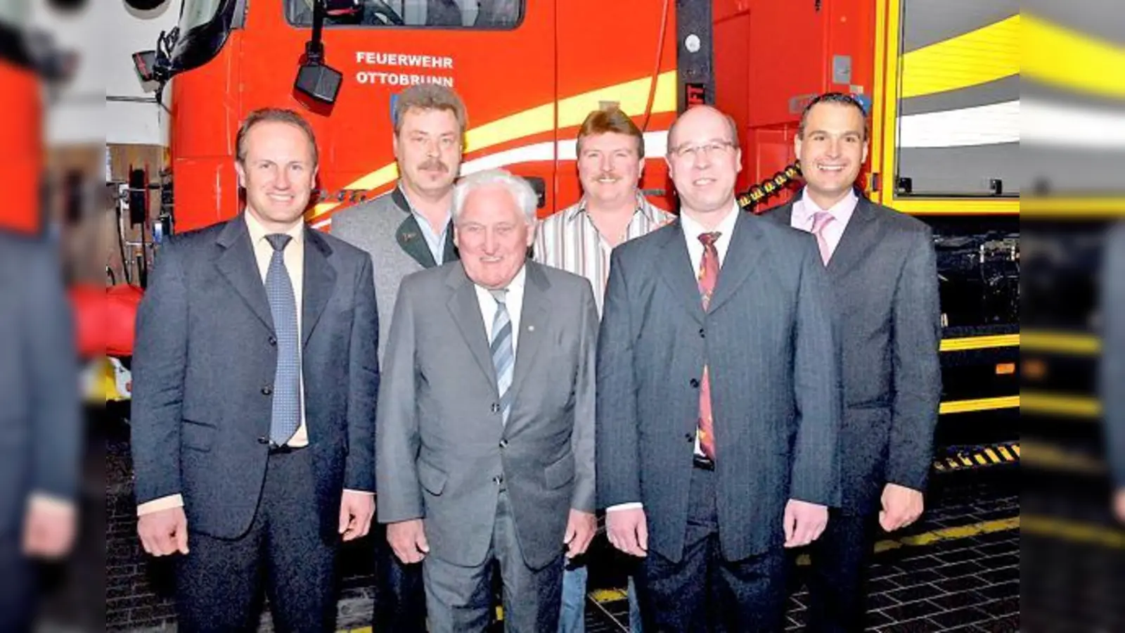 Da war die Welt noch in Ordnung: Josef Scheungraber (3. v. l.) hat sich bei der Feuerwehr Ottobrunn wegen seines Engagements viele Freunde gemacht. Nun hat ihm der Verwaltungsrat die Ehrenmitgliedschaft entzogen. 	  (Foto: Schunk)