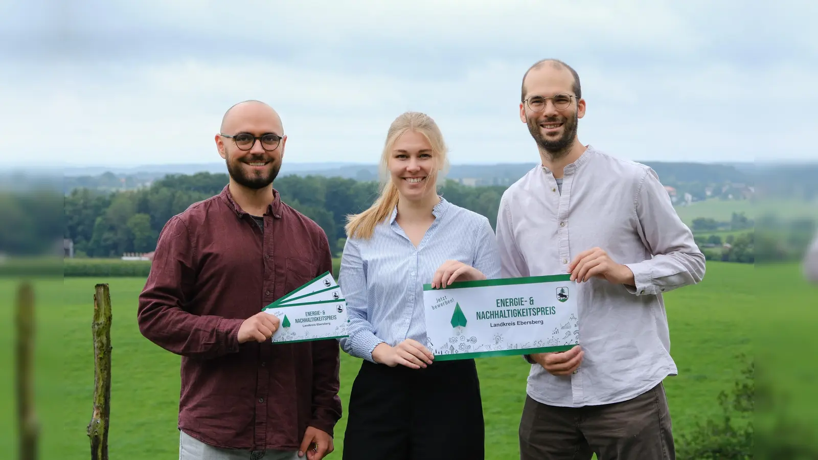 Benedikt Hehn (l.) und Robert Maier von der Fachstelle Klimaschutz und Klimaanpassung sowie Silvia Neumeister, Wirtschaftsförderin des Landkreises, freuen sich auf viele Bewerbungen für den Preis. (Foto: Landratsamt Ebersberg)