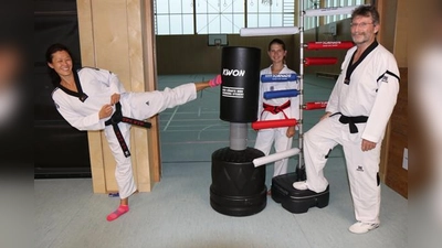 Cheftrainerin Bettina Mak, Trainerhelferin Nele Wefelscheid und 1. Vorstand Rudi Schelle mit den neuen Spezial-Übungsgeräten.  (Foto: Claudia Za)