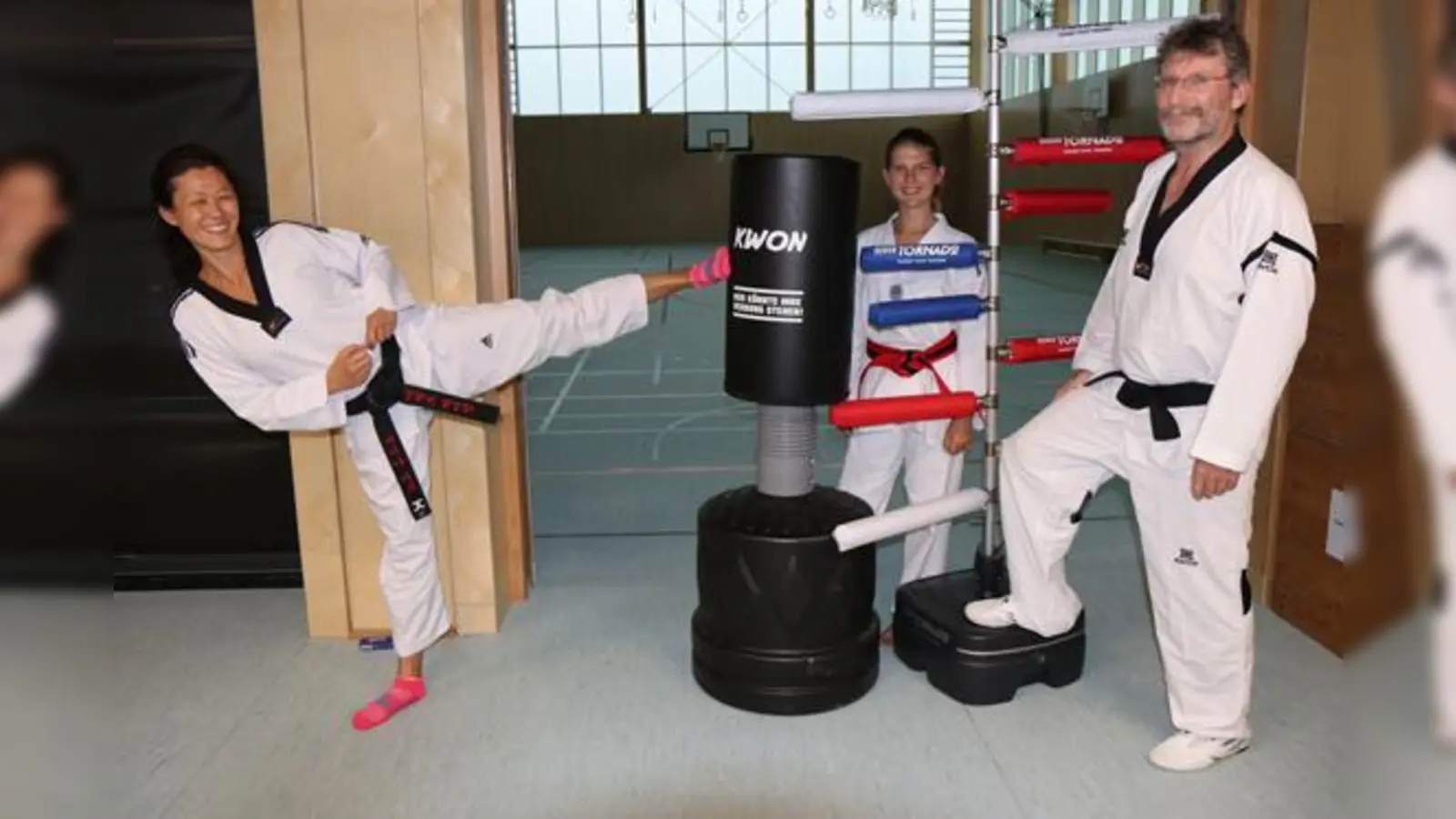 Cheftrainerin Bettina Mak, Trainerhelferin Nele Wefelscheid und 1. Vorstand Rudi Schelle mit den neuen Spezial-Übungsgeräten.  (Foto: Claudia Za)