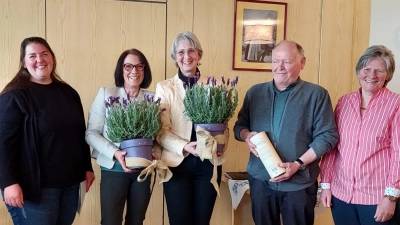 Strahlende Gesichter bei der Ehrung (v.l.): Eva Trossen (2. Vorsitzende), Gisela Lingenhöl (Schriftführerin), Caroline Lichtinger-von Stein (Dirigentin), Rolf Doms (Internetauftritt) sowie Susanne Gerber (1. Vorsitzende). (Foto: CGUG)