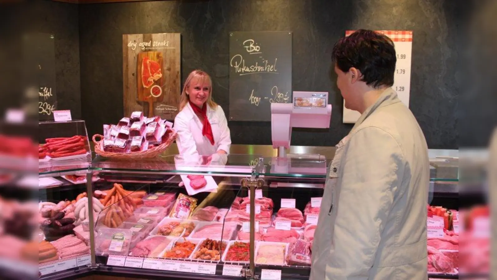 Filialleiterin Milka Stegmeir berät einen der ersten Kunden an der neuen Fleischtheke. (Foto: dba)