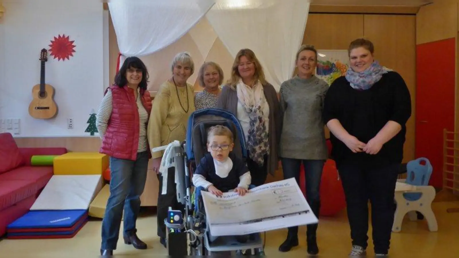 Jason nimmt stellvertretend für das ganze Kinderhaus AtemReich die Spende vom katholischen Frauenbund St. Raphael entgegen. (Foto: Frauenbund St. Raphael)