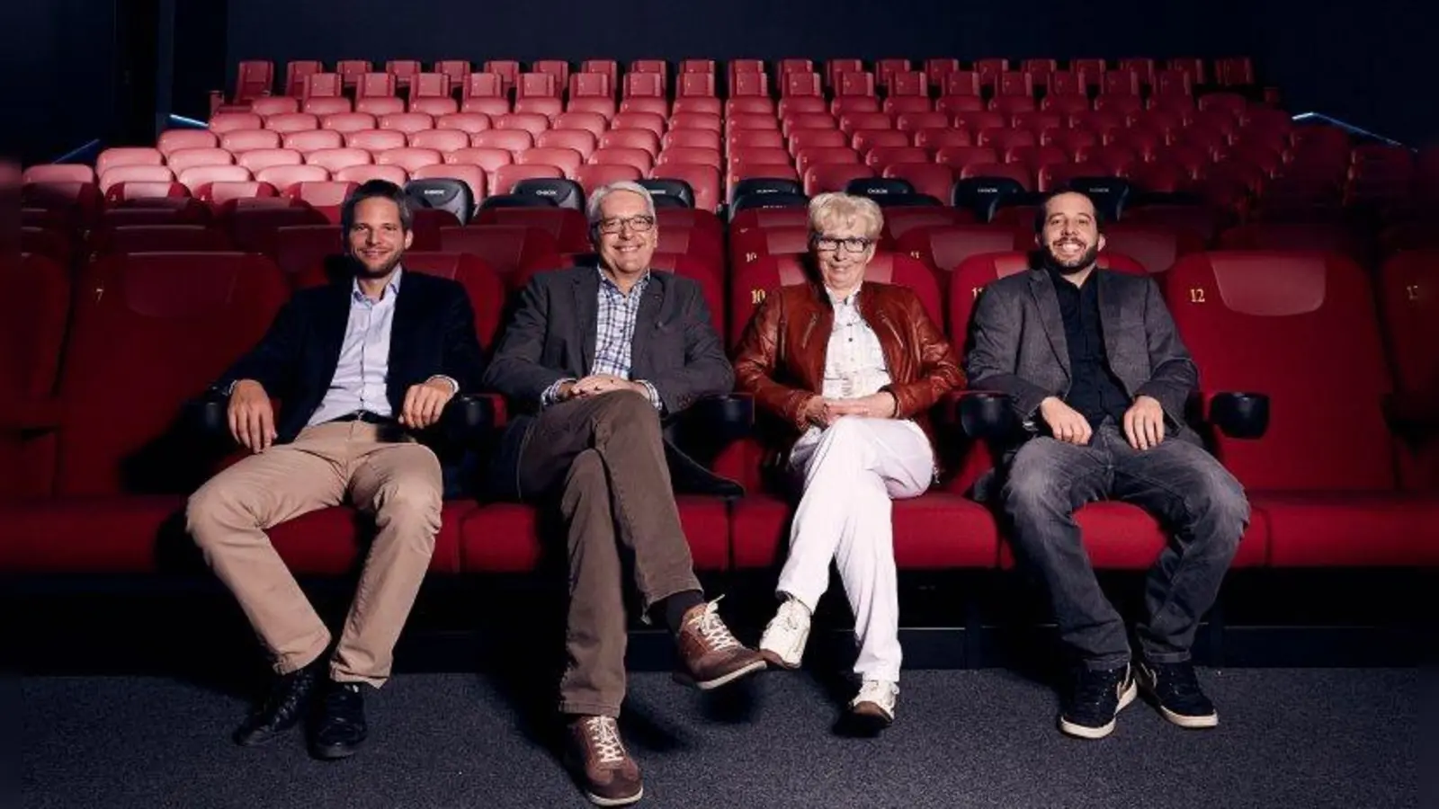 Die Ruschs sind natürlich selbst begeisterte Kinogänger. Auf dem Foto sind die Eltern Werner und Helga Rusch mit den Söhnen Michael (li.) und Alexander (re.) zu sehen. (Foto: Cineplex)