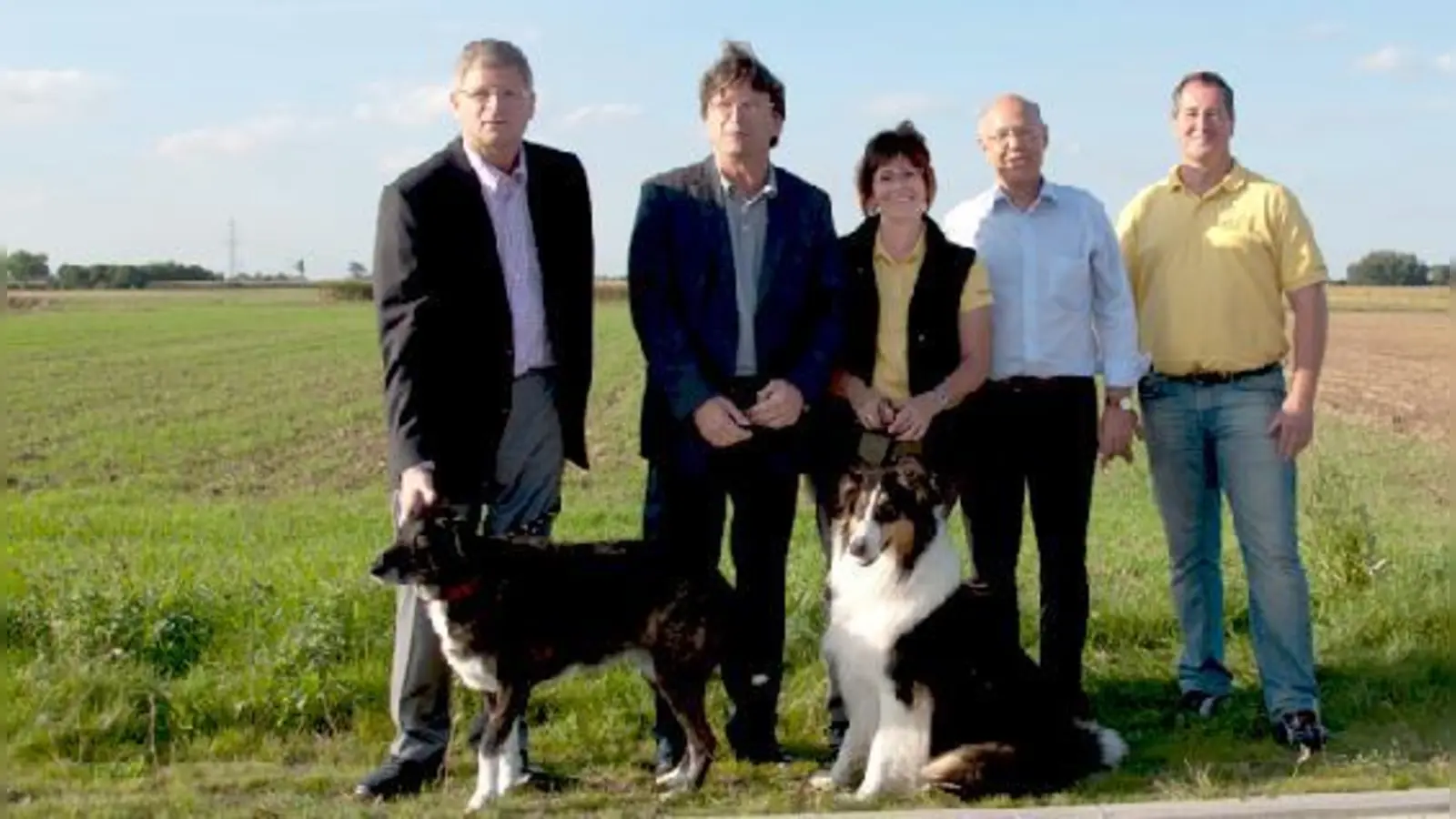 Helmut Sloim, Albert Hingerl, Monika Kutsch-Siegel, Jens Schmidt und Rudi Schachtl präsentierten mit den »Testern« Ronja und Chico die neue Hundewiese (von links).	 (Foto: allmender)