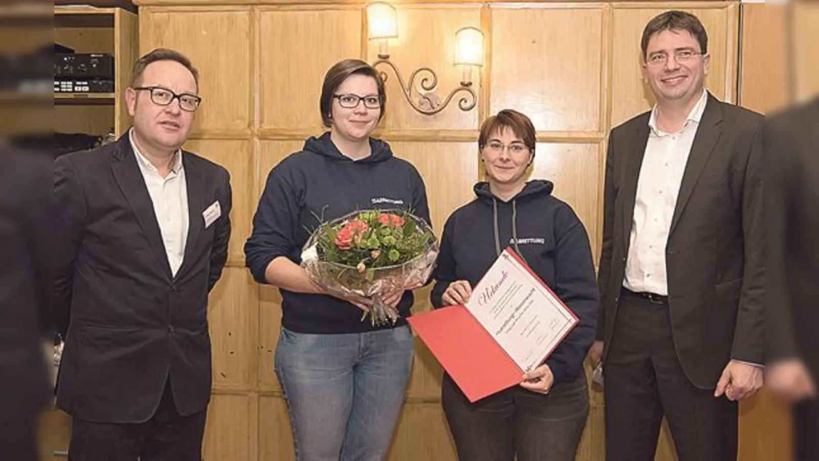 Michael Sporrer ehrte Daniela Haupt und Jessica Schwimmbeck gemeinsam mit Florian von Brunn, MdL.	 (Foto: VA)
