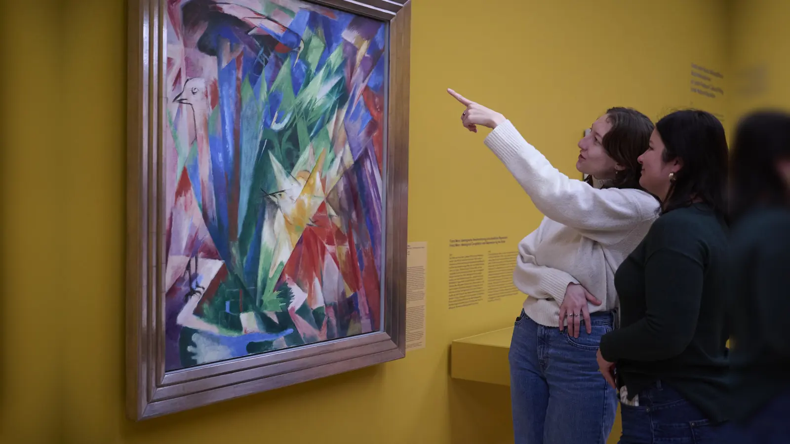 Die Bilder des Blauen Reiters sprechen den Betrachter durch ihre Motive und die intensiven Farben unmittelbar an. Das Lenbachhaus zeigt ab 10. März wieder eine neue Ausstellung mit Werken der Künstlergruppe, die sich Anfang des 20. Jahrhunderts in München formierte.  (F.: Lenbachhaus/ Ernst Jank)