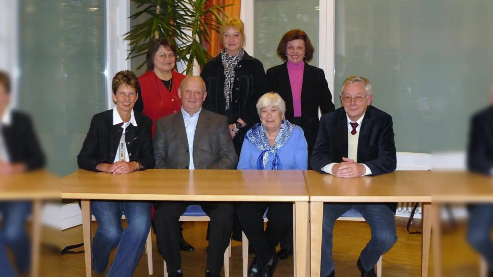 Wiedergewählt wurde jetzt die Vorstandschaft des Aubinger Archivs: (von links, sitzend) Martina Krämer, Anton Fürst, Karoline Nieder und Peter Malter; (stehend) Angela Günter, Sibylle-Julie Katzlinger sowie Marie-Luise Knipfer. (Foto: pi)