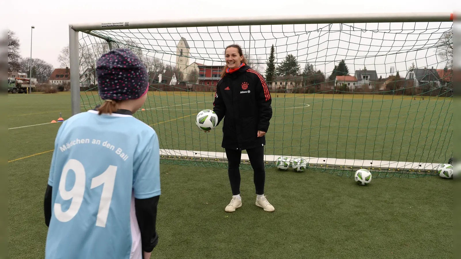 Laura Benkarth, Torhüterin des FC Bayern München und der Deutschen Fußball-Nationalmannschaft, trainierte bei der Eröffnung mit den Mädchen. (Foto: Biku e.V.)