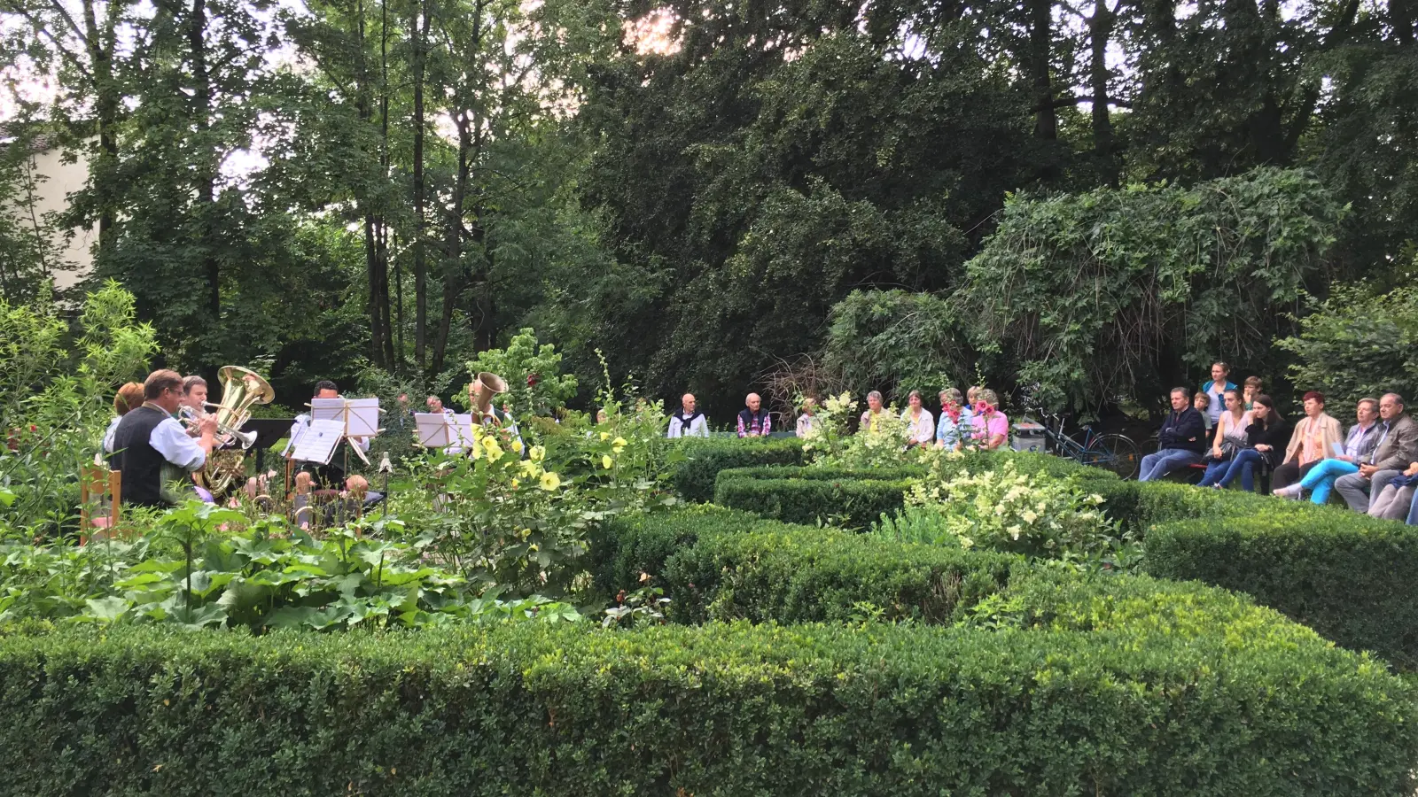 Bei der Serenade im Rosengarten spielen die BlechMUCer in bewährter Tradition. (Foto: Bürgerkreis Berg am Laim e.V.)