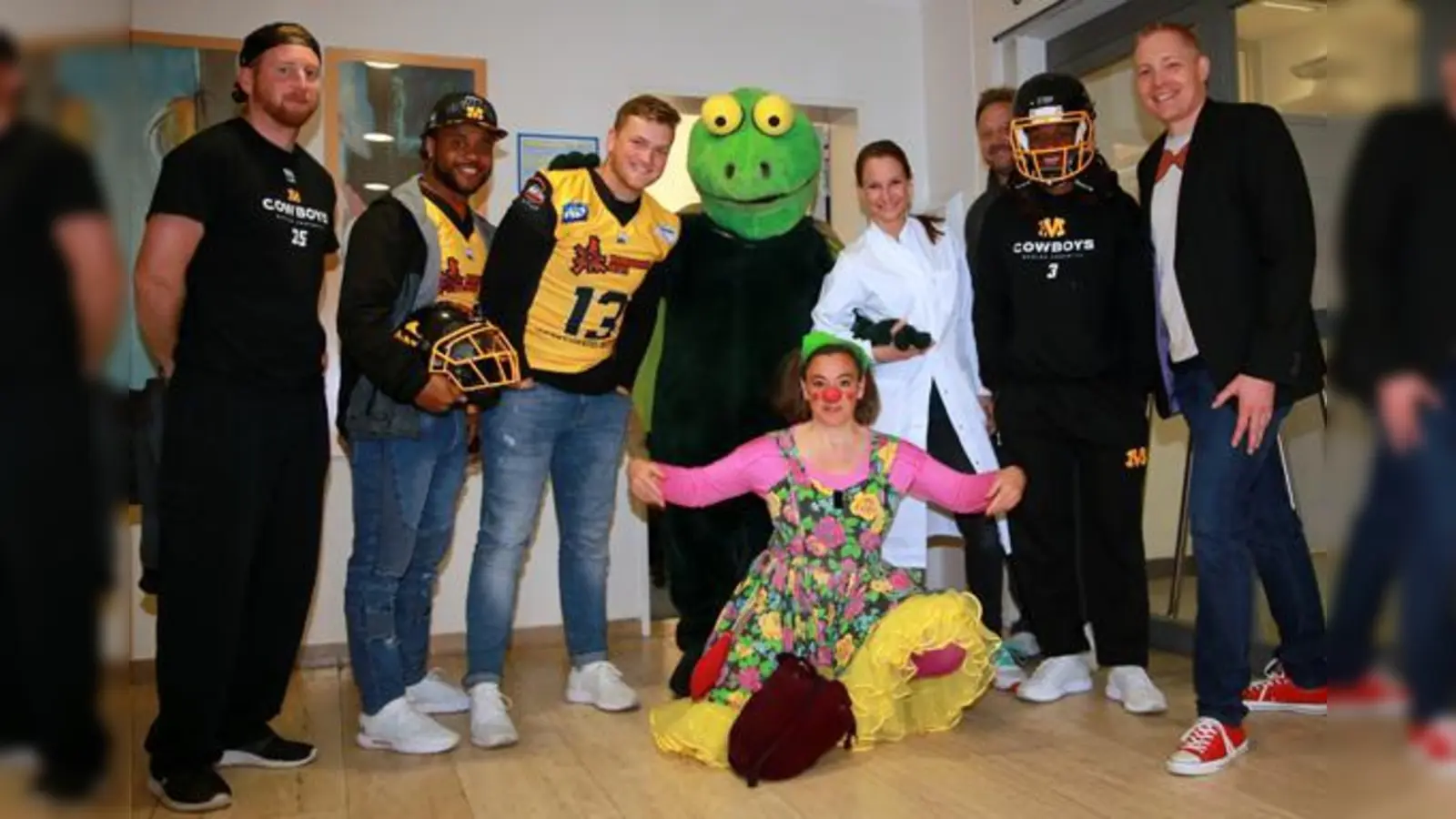 Die Unterstützer des »Tag des Lachens«: Spieler der Munich Cowboys, Clownin Marina Lahann, Kiddy, die musikalischste Schildkröte der Welt, Dr. Kristina Becker und Magier Uwe »Arcato« Sperlich.	 (Foto: Michael Lucan)