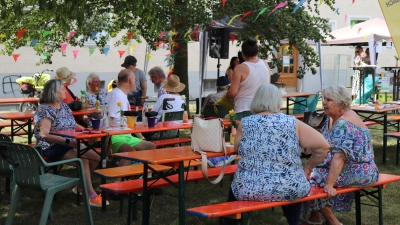 Ein buntes Programm für Besucher jeden Alters war beim Gartenfest geboten. Im Schatten des Grüns vor dem „Karli 17” fühlte man sich wohl. (Foto: Münchner Wohnen)